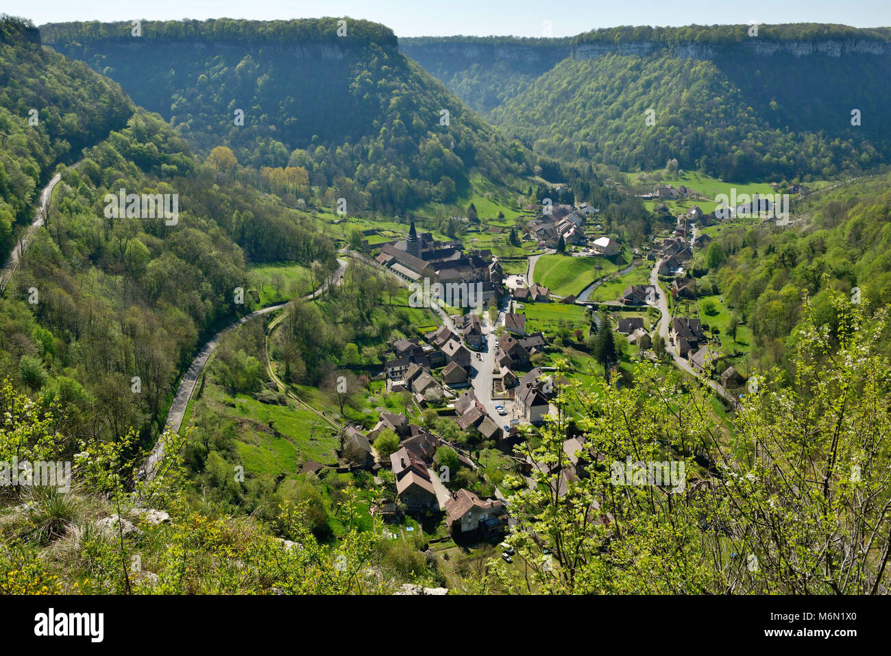 Dorf von Baume-les-Messieurs (zentral-östlichen Frankreich), natürlichen Standort Òla reculee de Baume-les-MessieursÓ Stockfoto