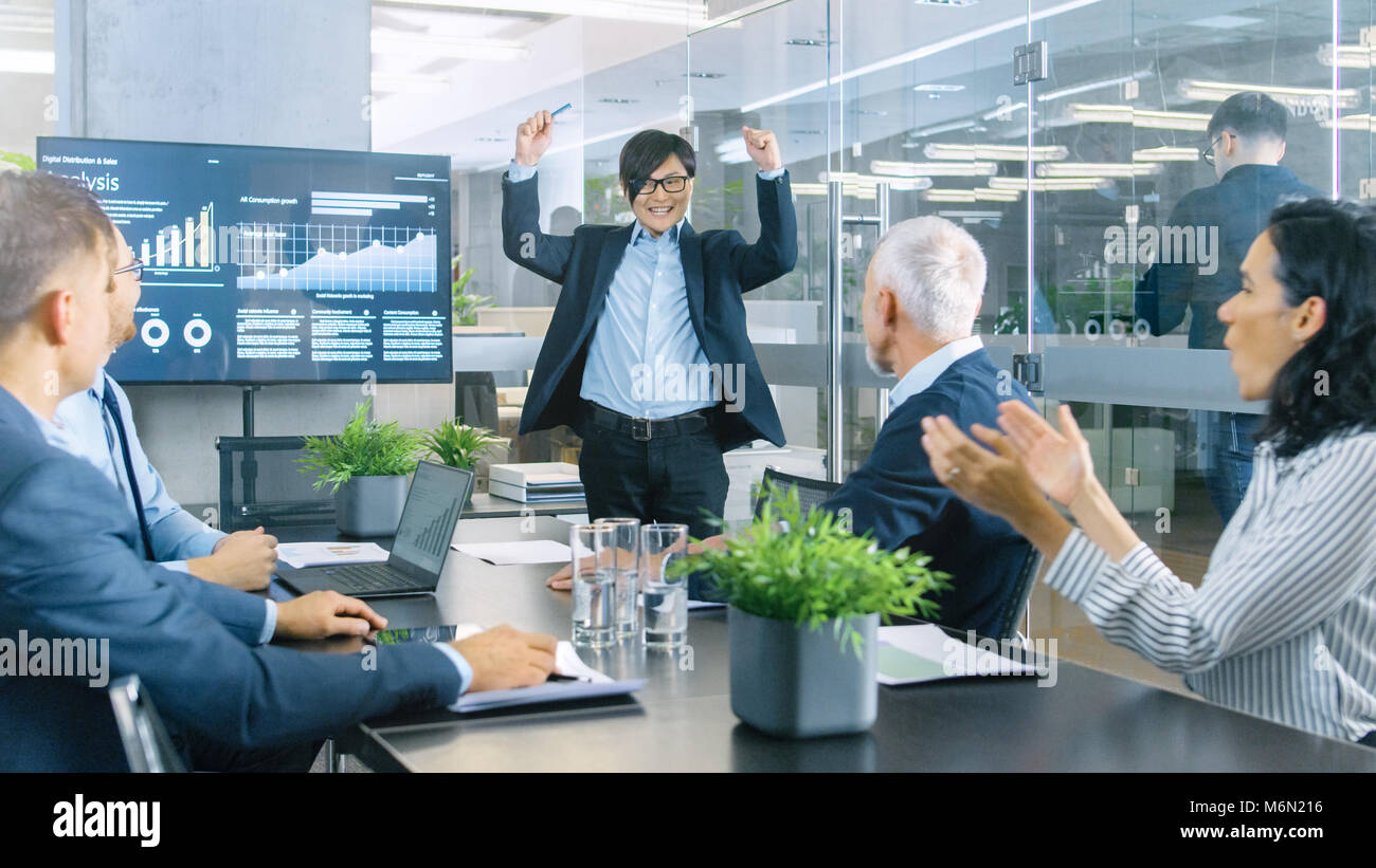 Asiatische Geschäftsmann gibt Bericht/Präsentation zu Ihrem Geschäftspartner Alle jubeln und applaudieren und geben hohe Fünf zur Genehmigung sein Projekt. Stockfoto