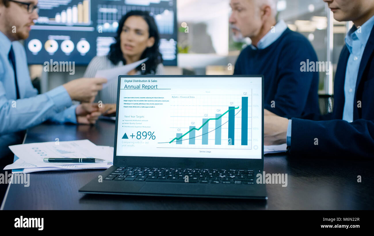 Im Tagungsraum Laptop steht auf der Konferenz Schreibtisch zeigt die jährliche Wachstum des Unternehmens Bericht mit interaktiven Diagrammen. Stockfoto