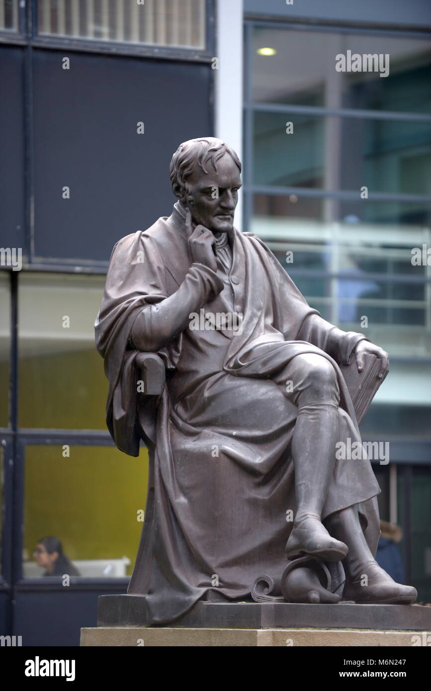 John Dalton Statue an der Manchester Metropolitan University Stockfoto