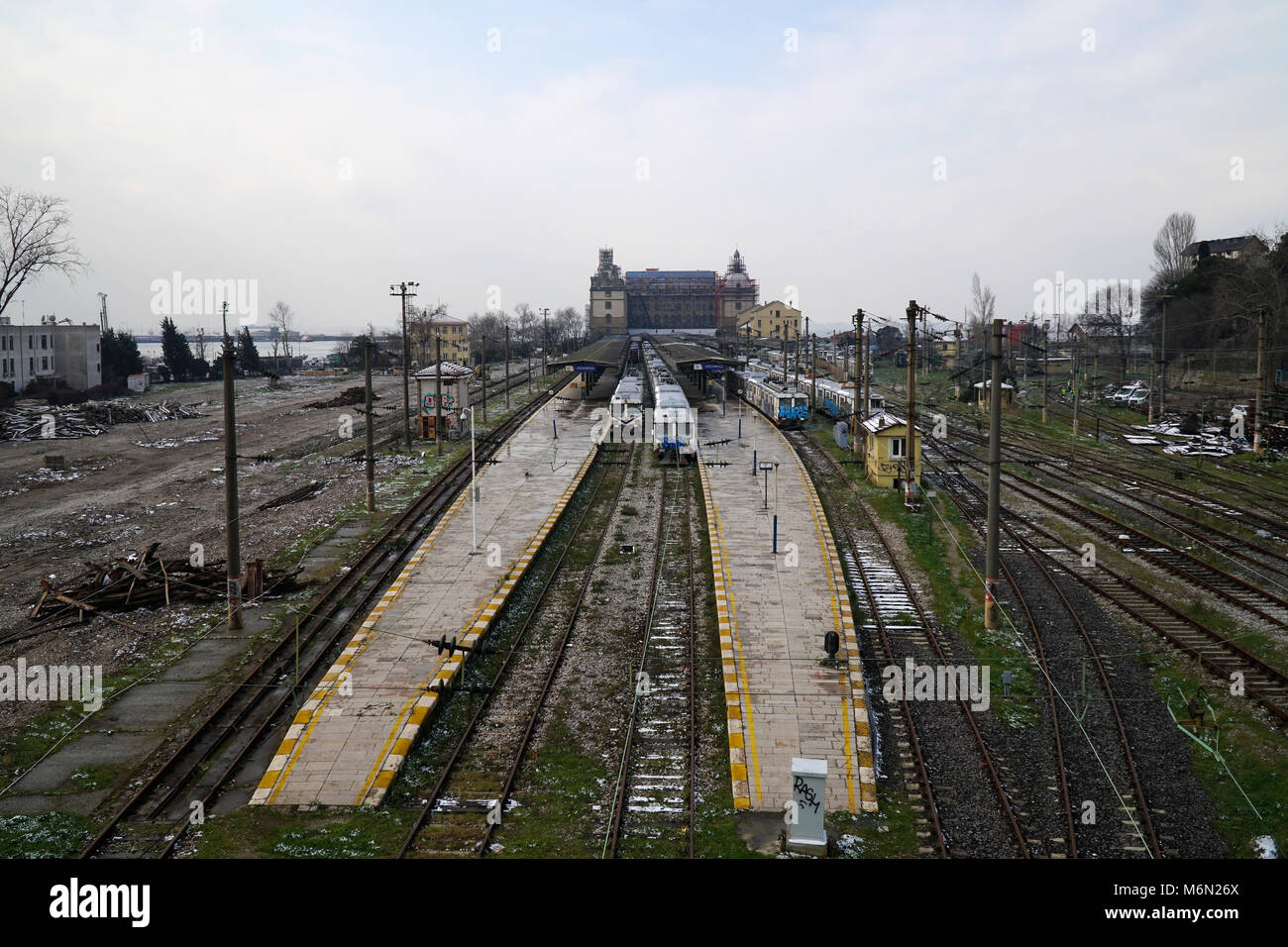 Istanbul, Türkei - 1. März 2018: Es gibt einen großen Restaurierung am Bahnhof Haydarpasa Gebäude mit Schienen an Istanbul, Kadiköy. Stockfoto