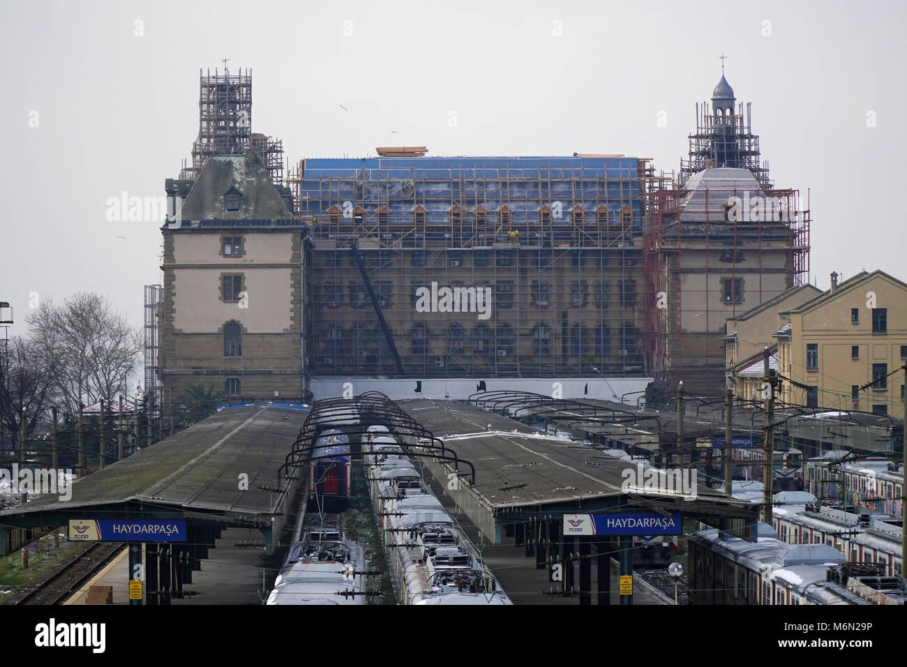 Istanbul, Türkei - 1. März 2018: Es gibt einen großen Restaurierung am Bahnhof Haydarpasa Gebäude in Istanbul, Kadiköy. Stockfoto