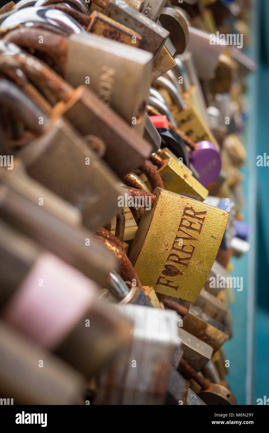 Liebe Schlösser entlang der Brücke Bakewell Derbyshire in England Stockfoto