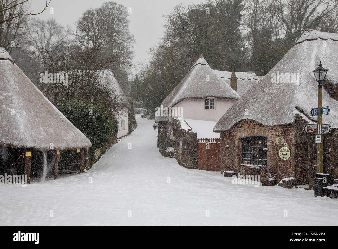 Eine ungewöhnliche auftreten - in der Dorf Cockington in South Devon, Großbritannien mit einem bedeutenden Schneedecke vom Sturm Emma 2018 Stockfoto