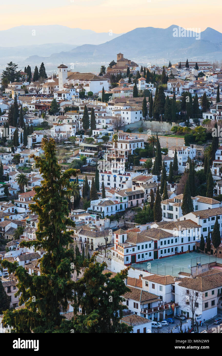 Granada, Andalusien, Spanien. Allgemeine Ansicht der Unesco Viertel Albaicin Altstadt ab dem Generalife Palast bei Sonnenuntergang gesehen. Stockfoto