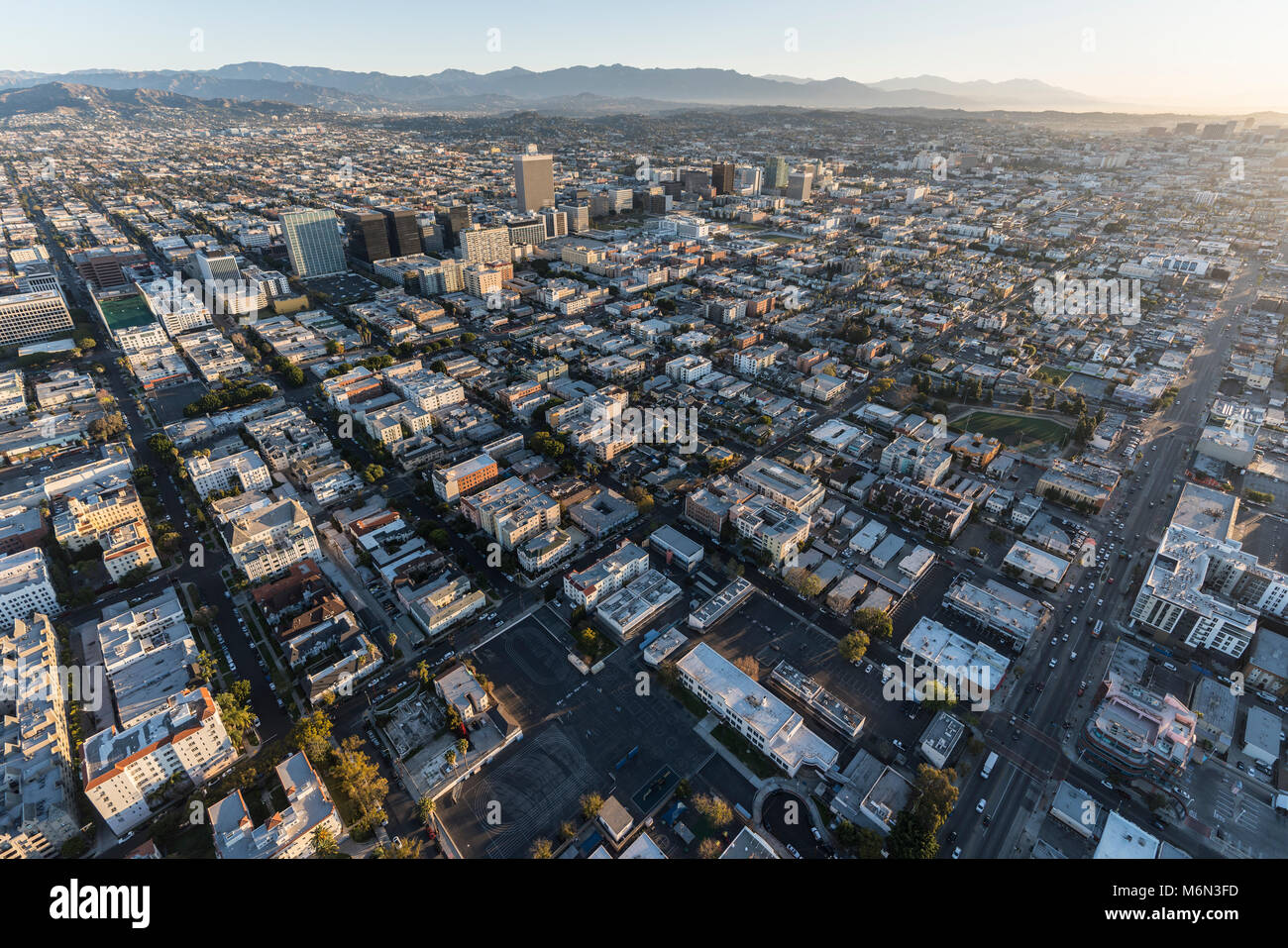 Antenne morgen Blick Richtung Wilshire Bl Gebäude und Korea Town Homes in Los Angeles, Kalifornien. Stockfoto