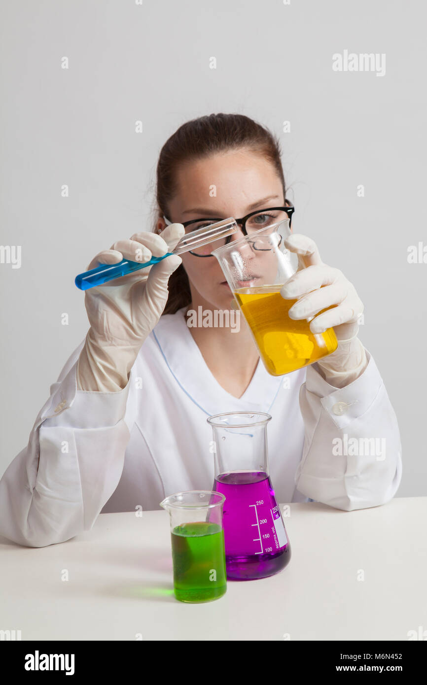 Junge Frau mit Brille und Handschuhe, chemischen Test im Labor. Studio gedreht. Stockfoto