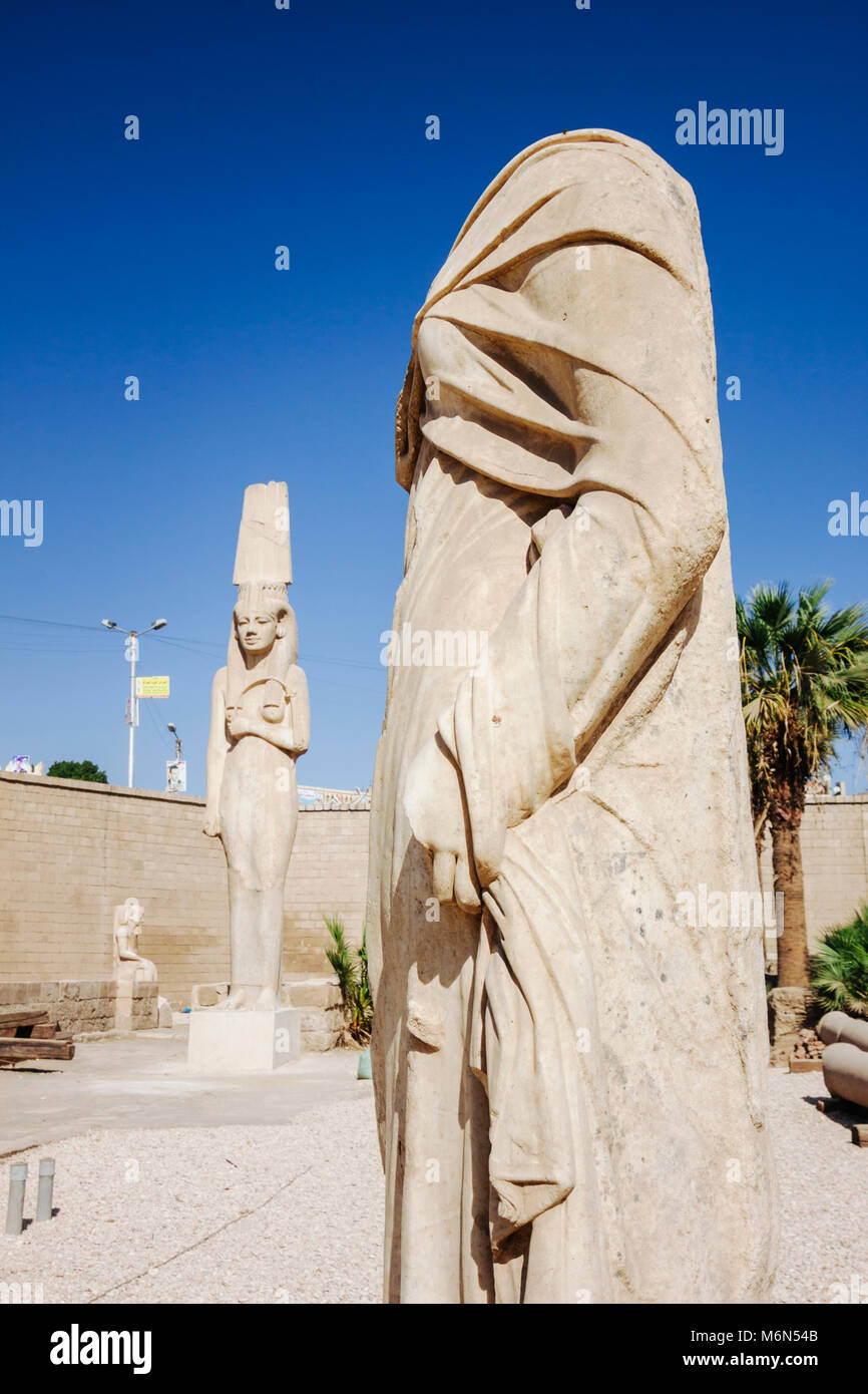 Akhmin, Sohag Governorate, Ägypten. 11 m hohe Statue von Meret Amun