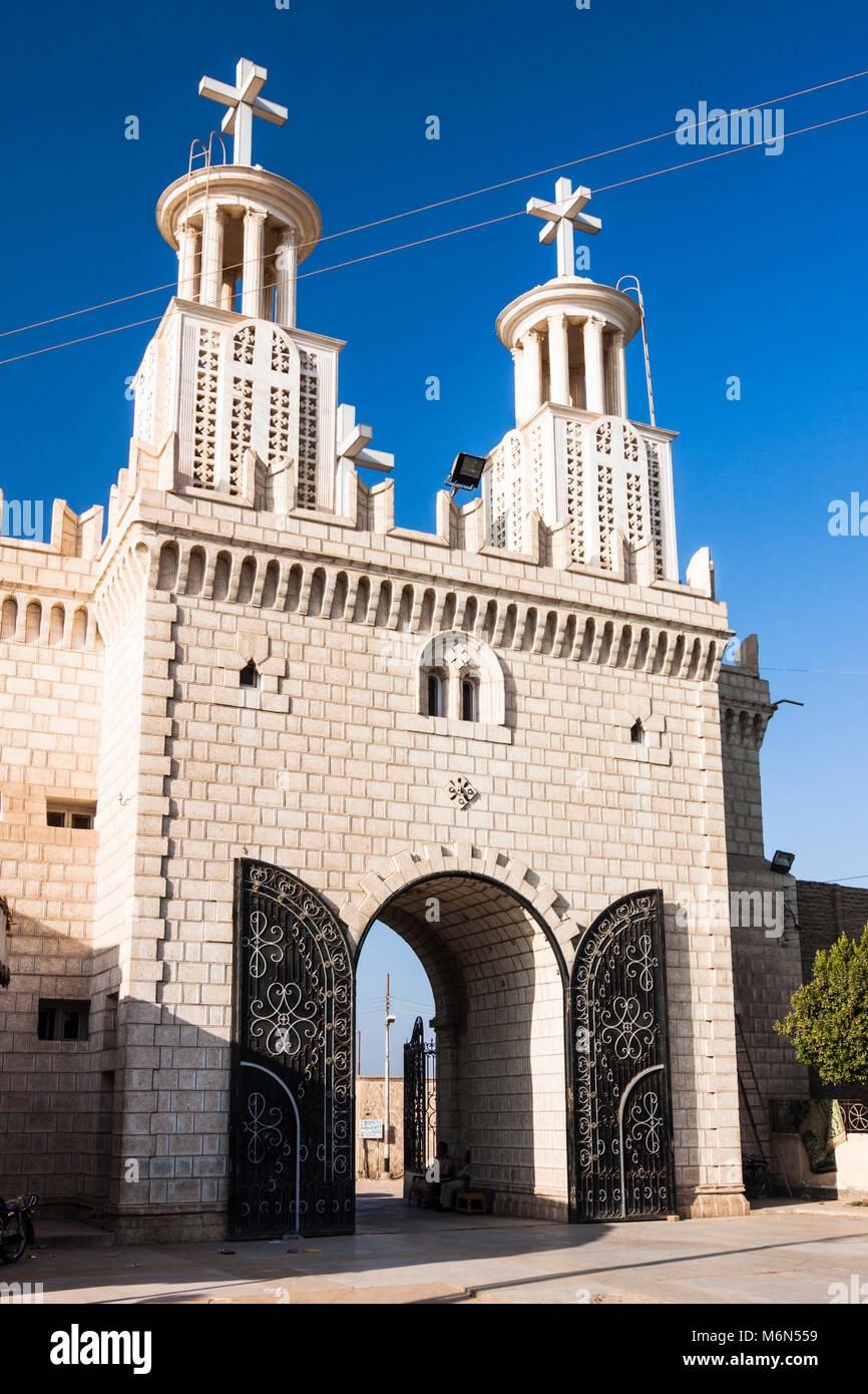 Eingang von Deir al-Muharraq Kloster. Ägypten Stockfoto