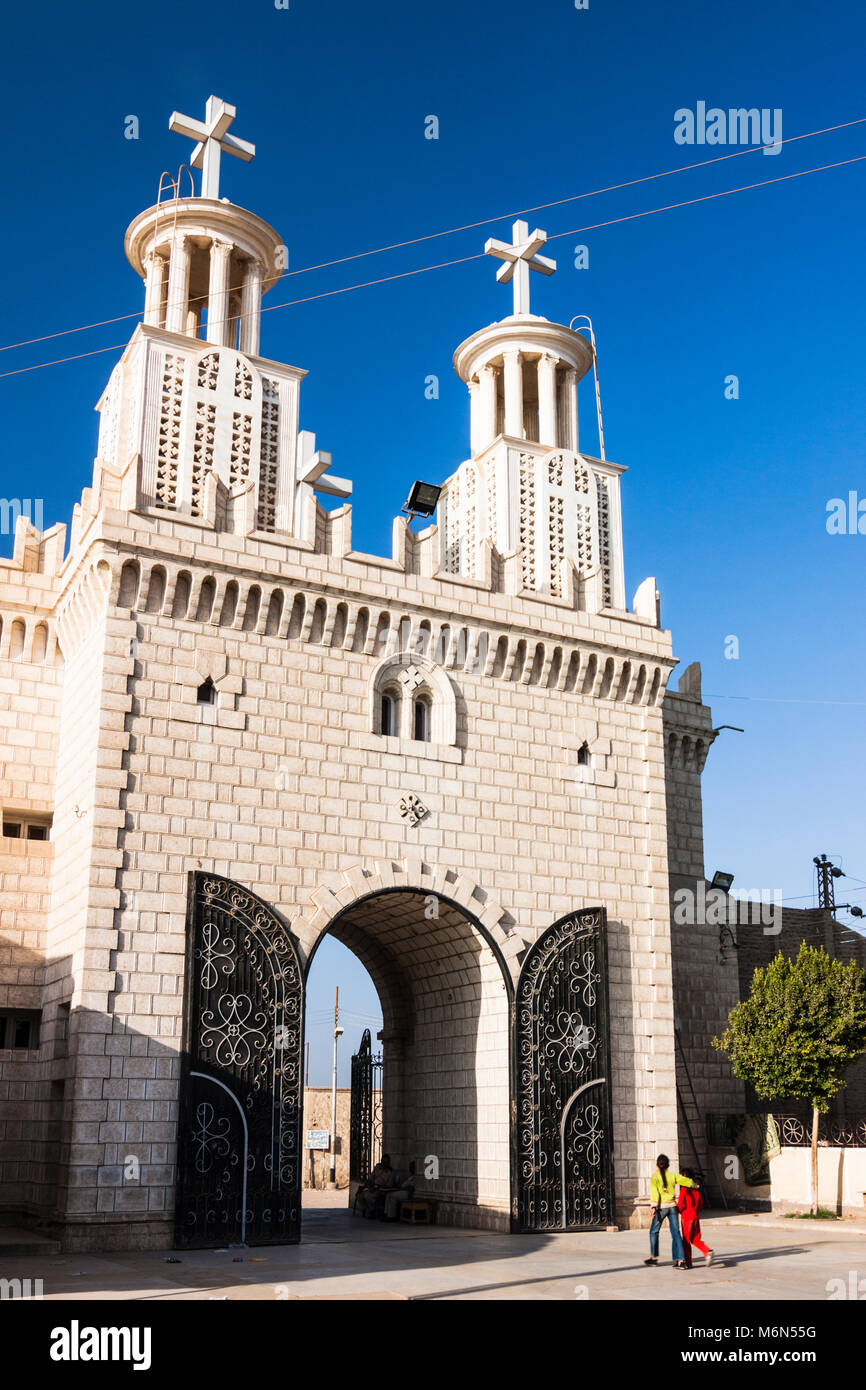 Eingang von Deir al-Muharraq Kloster. Ägypten Stockfoto