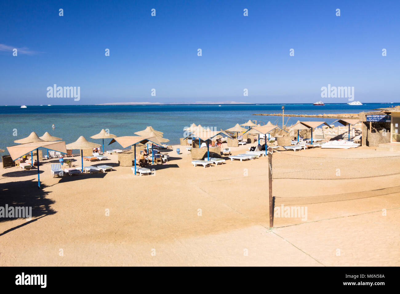 Sonnenschirme und Liegestühle am Privatstrand im Resort Stadt von Hurghada. Rotes Meer, Ägypten Stockfoto