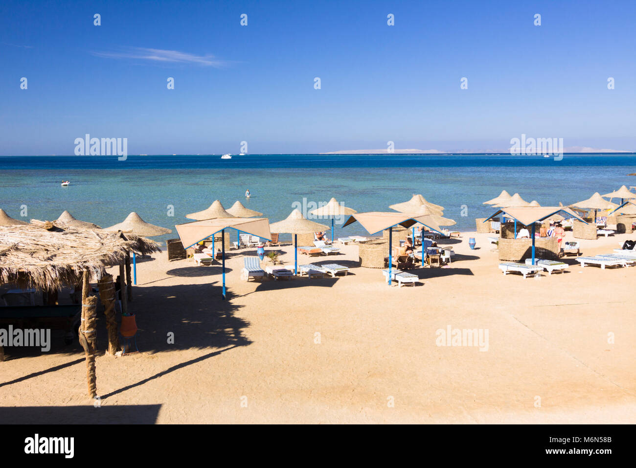 Sonnenschirme und Liegestühle am Privatstrand im Resort Stadt von Hurghada. Rotes Meer, Ägypten Stockfoto