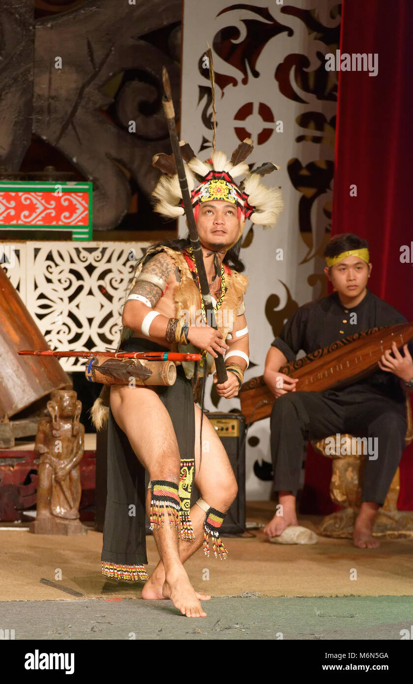 Tänzerinnen und Tänzer in traditionellen einheimischen Kostüme im Sarawak Cultural Village, Kuching, Malaysia Drucker-emulation traditionelle Tänze Stockfoto