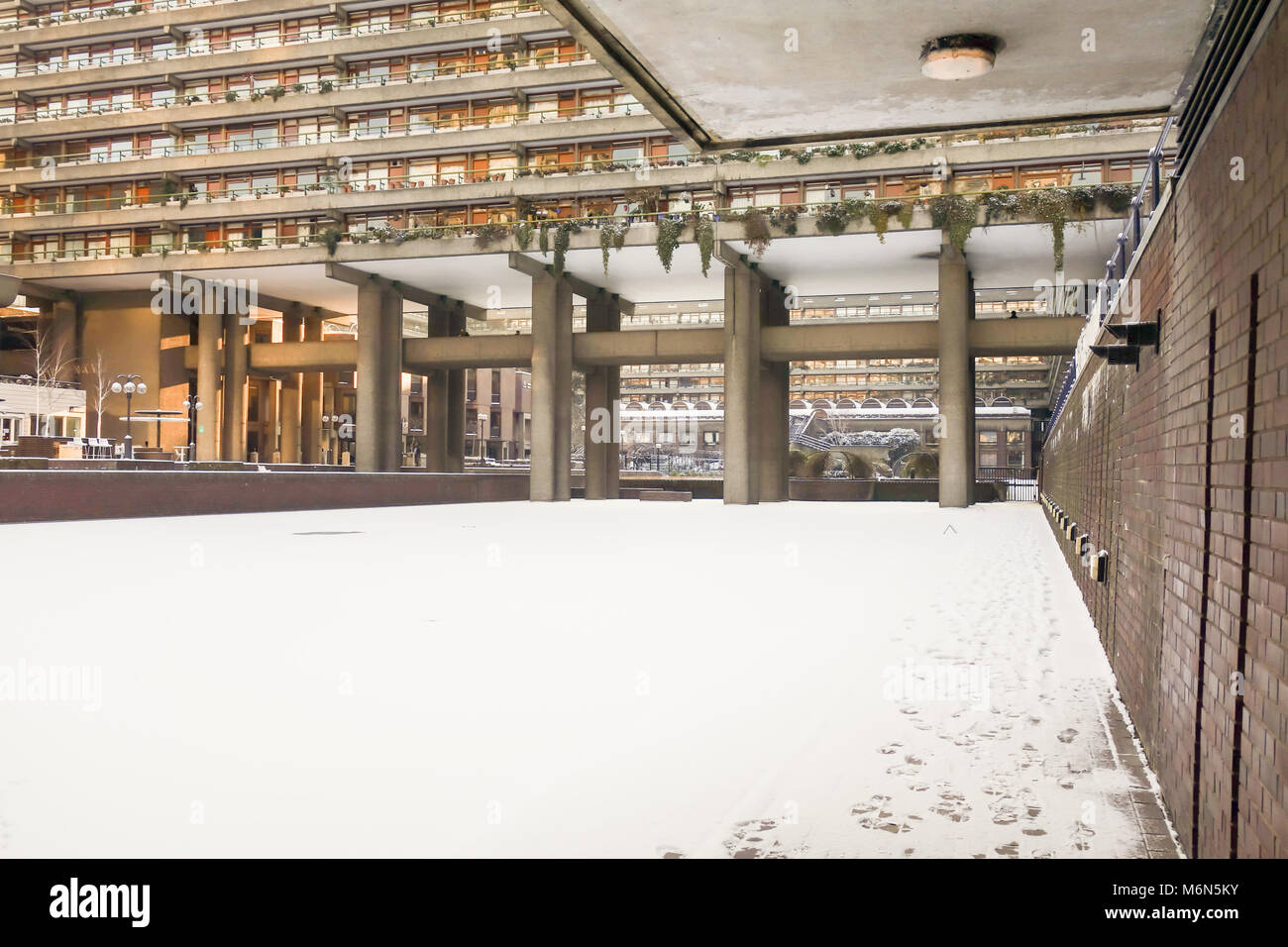 LONDON, GROSSBRITANNIEN, 28. Feb 2018: Starker Schneefall war das Barbican See verursacht durch Schnee Sturm Emma. Stockfoto