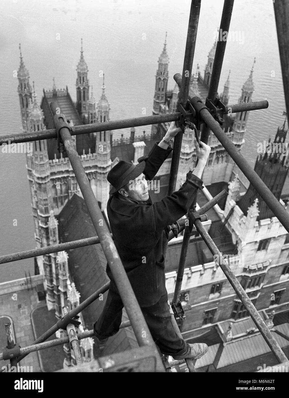 Bauarbeiter errichten 1948 Gerüste auf der "Big Ben" Uhrturm auf die Häuser des Parlaments auch als Palast von Westminster. Vor Gesundheit und Sicherheit am Arbeitsplatz. Stockfoto