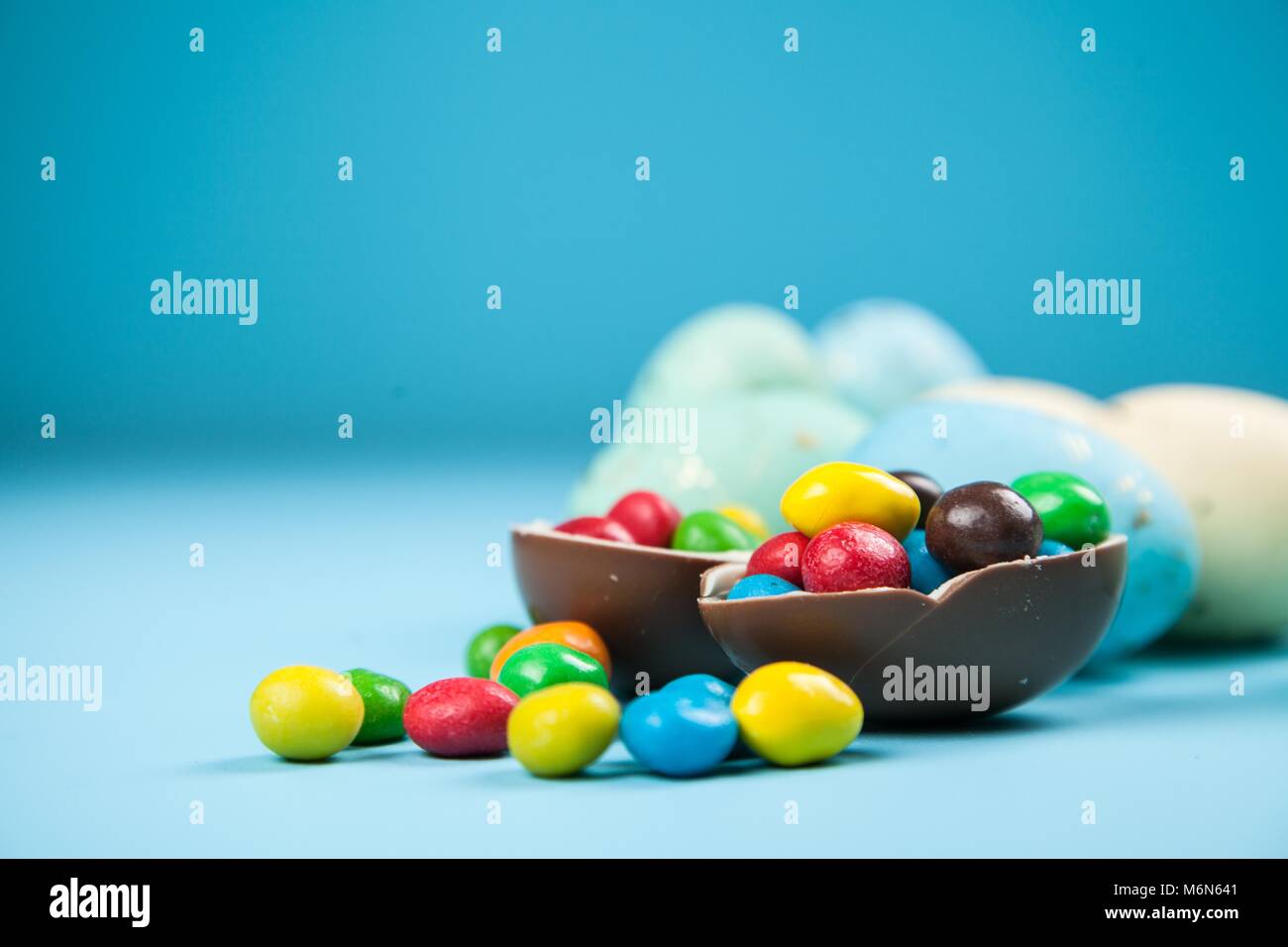 Ostereier auf blauem Hintergrund Stockfoto