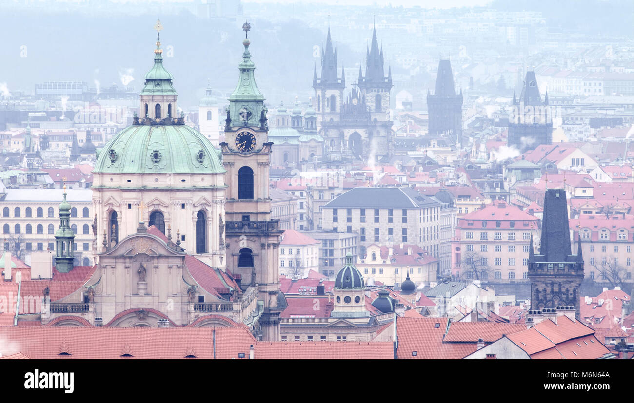 Tschechische Republik, Prag - Die Altstadt und die Teynkirche am Nebligen Morgen Stockfoto