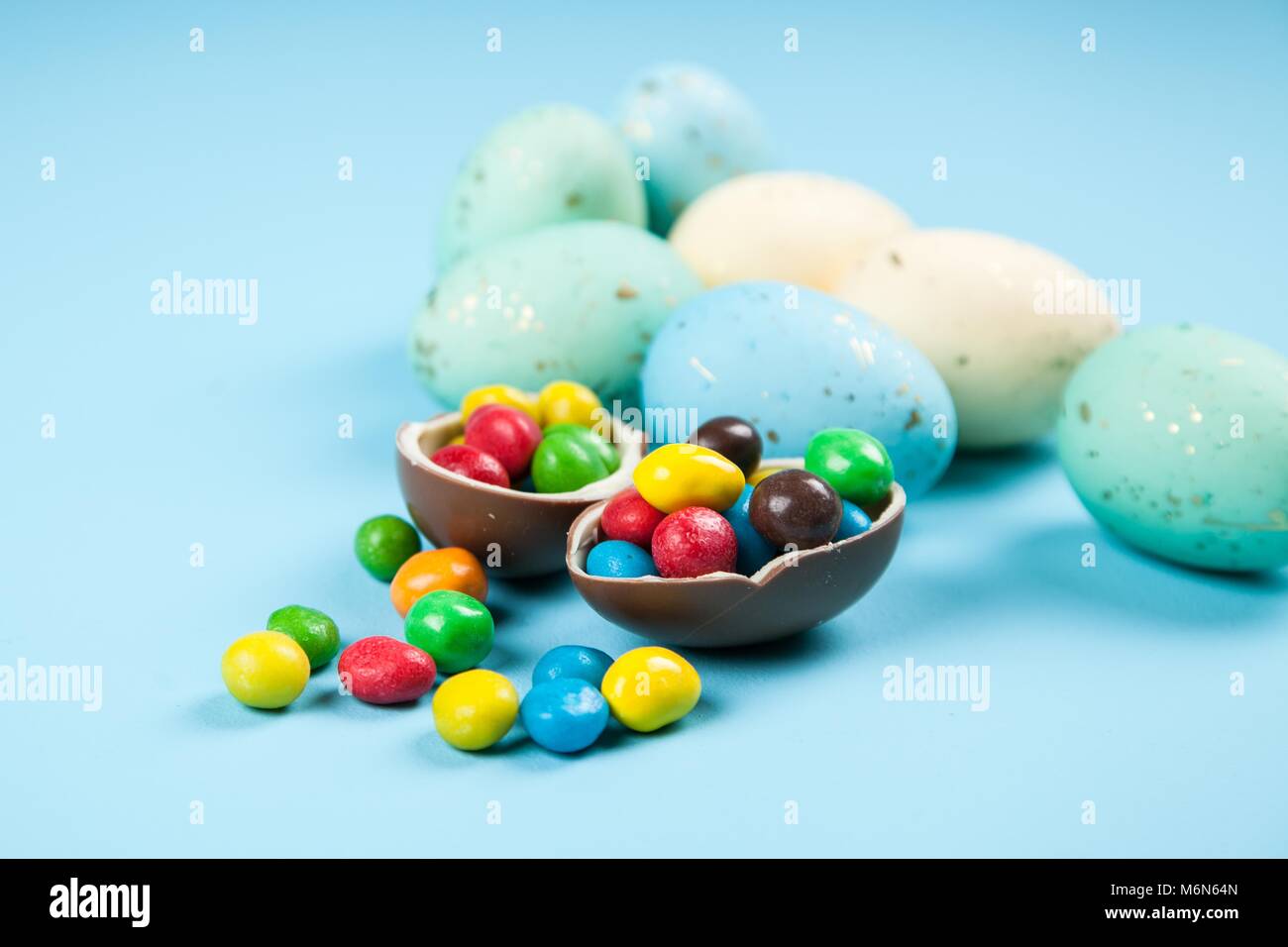 Ostereier auf blauem Hintergrund Stockfoto