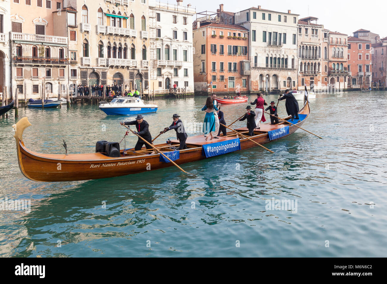 Eine Gondel, die Tango Tänzer auf dem Canal Grande, Santa Croce, Venedig, Venetien, Italien während der vor-Karneval regatta, Festa sull'Acqua, auf einem Nebelhaften Stockfoto
