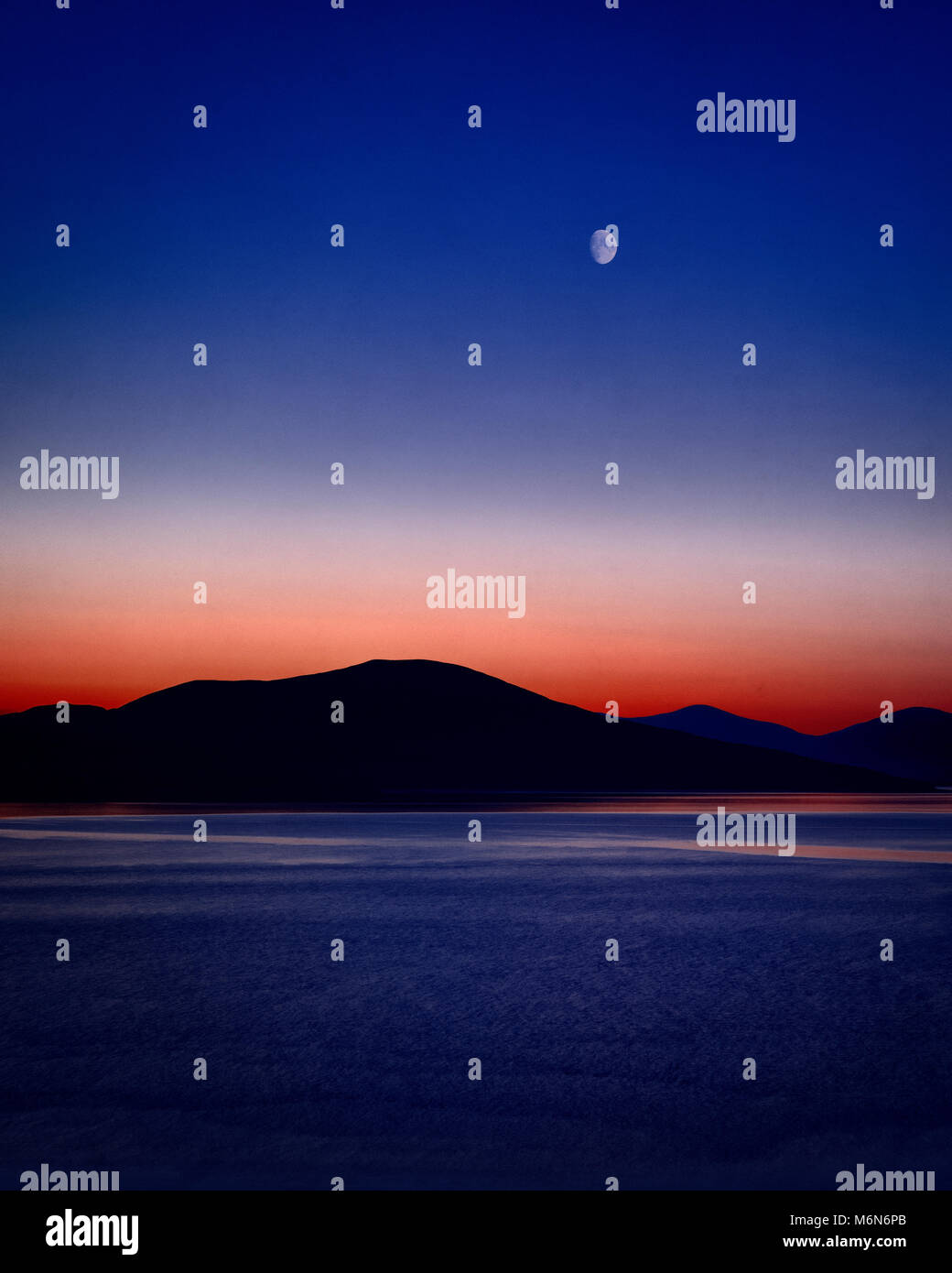 Digitale Kunst: Die Bucht (Klang der Taransay von Isle of Harris, Schottland gesehen) Stockfoto