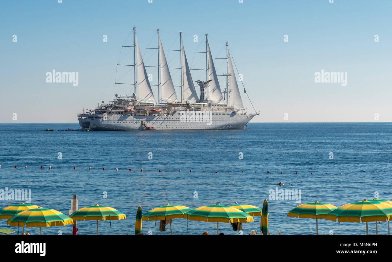 Wind Surf Schiff in der Bucht von Amalfi, Italien. Stockfoto