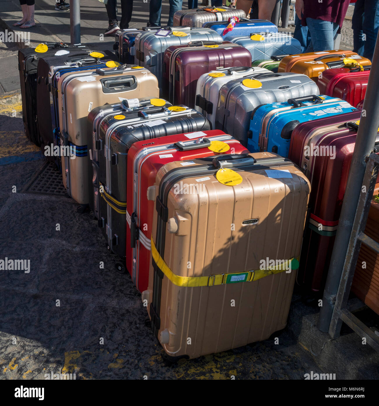 Viele Koffer an der Seite der Straße warten auf dem Bus oder Trainer  Sammlung Stockfotografie - Alamy