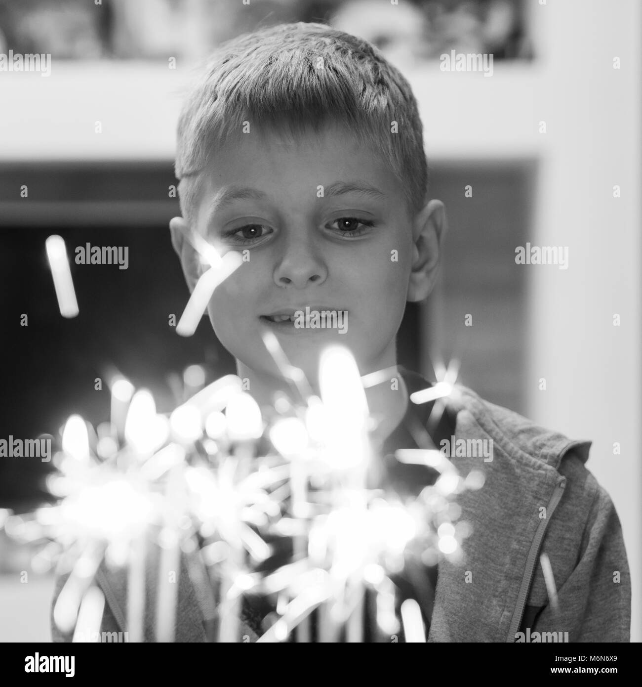 10-jährige Kaukasischen jungen Ausblasen Kerzen auf Kuchen Stockfoto