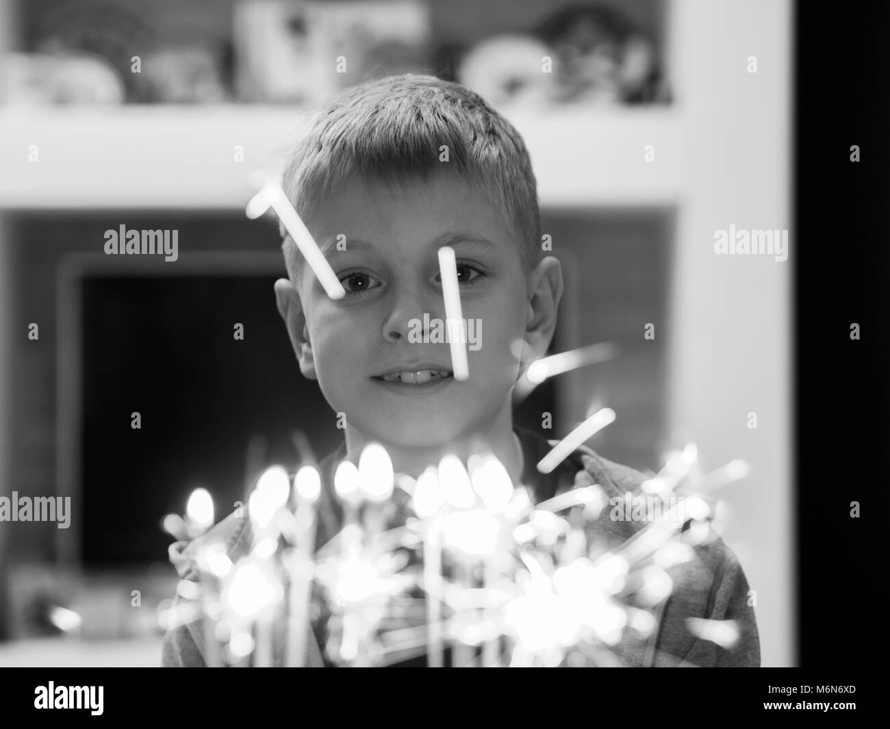 10-jährige Kaukasischen jungen Ausblasen Kerzen auf Kuchen Stockfoto