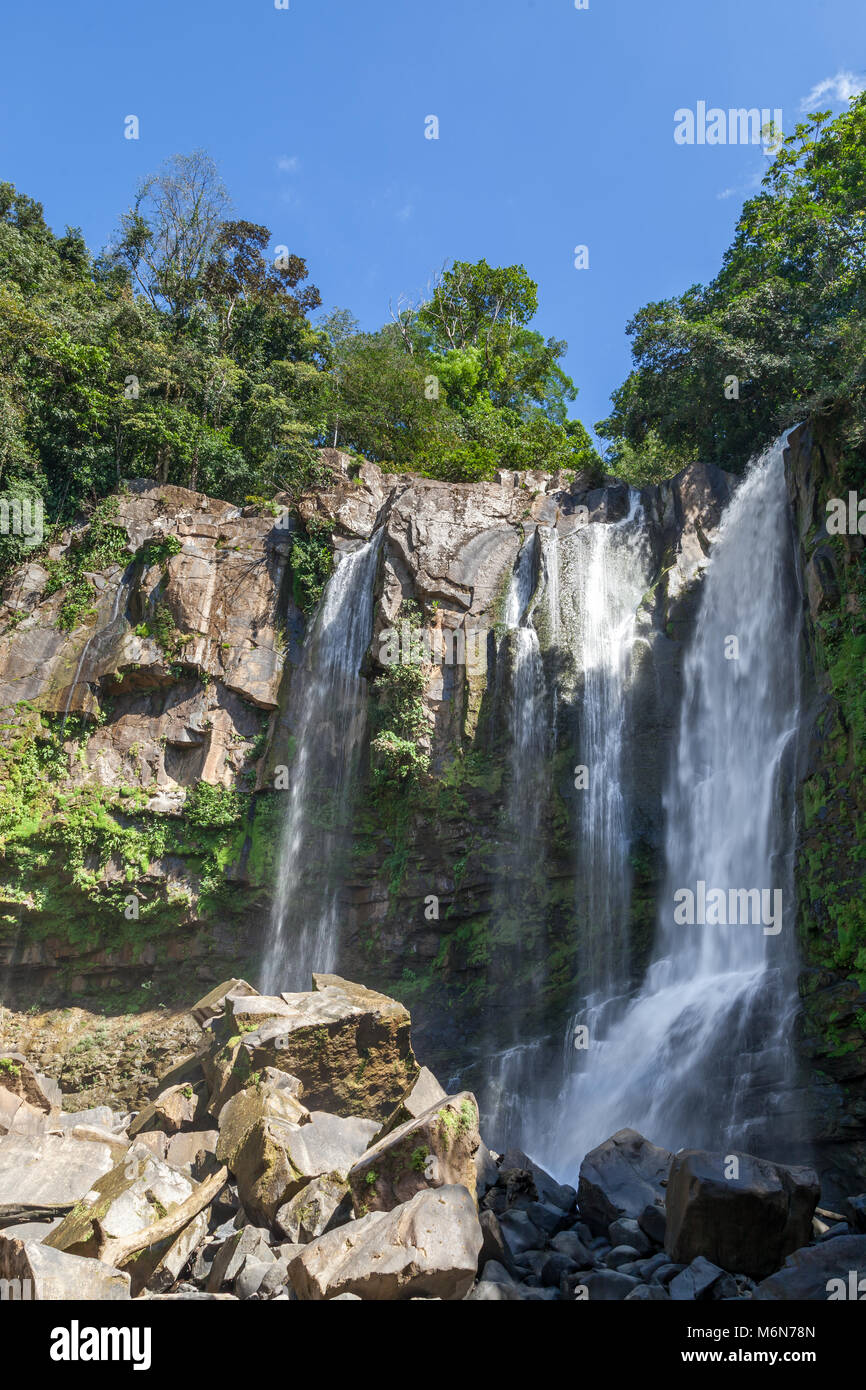 Schönen Wasserfällen im Südpazifik von Costa Rica, nauyaca Wasserfällen ist umgeben von dichter Vegetation. Stockfoto