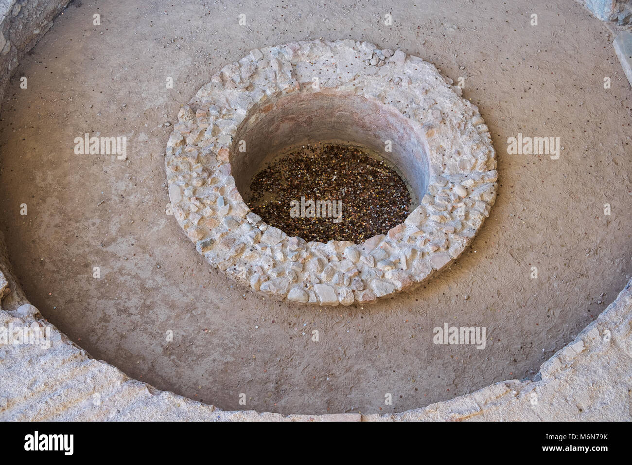 Detail der kreisförmigen Turmhalle des antiken Athener Nachbarschaftsgebäudes, das in die Architektur des Akropolis-Museums integriert ist. Anfang 6. Jahrhundert. AD Stockfoto