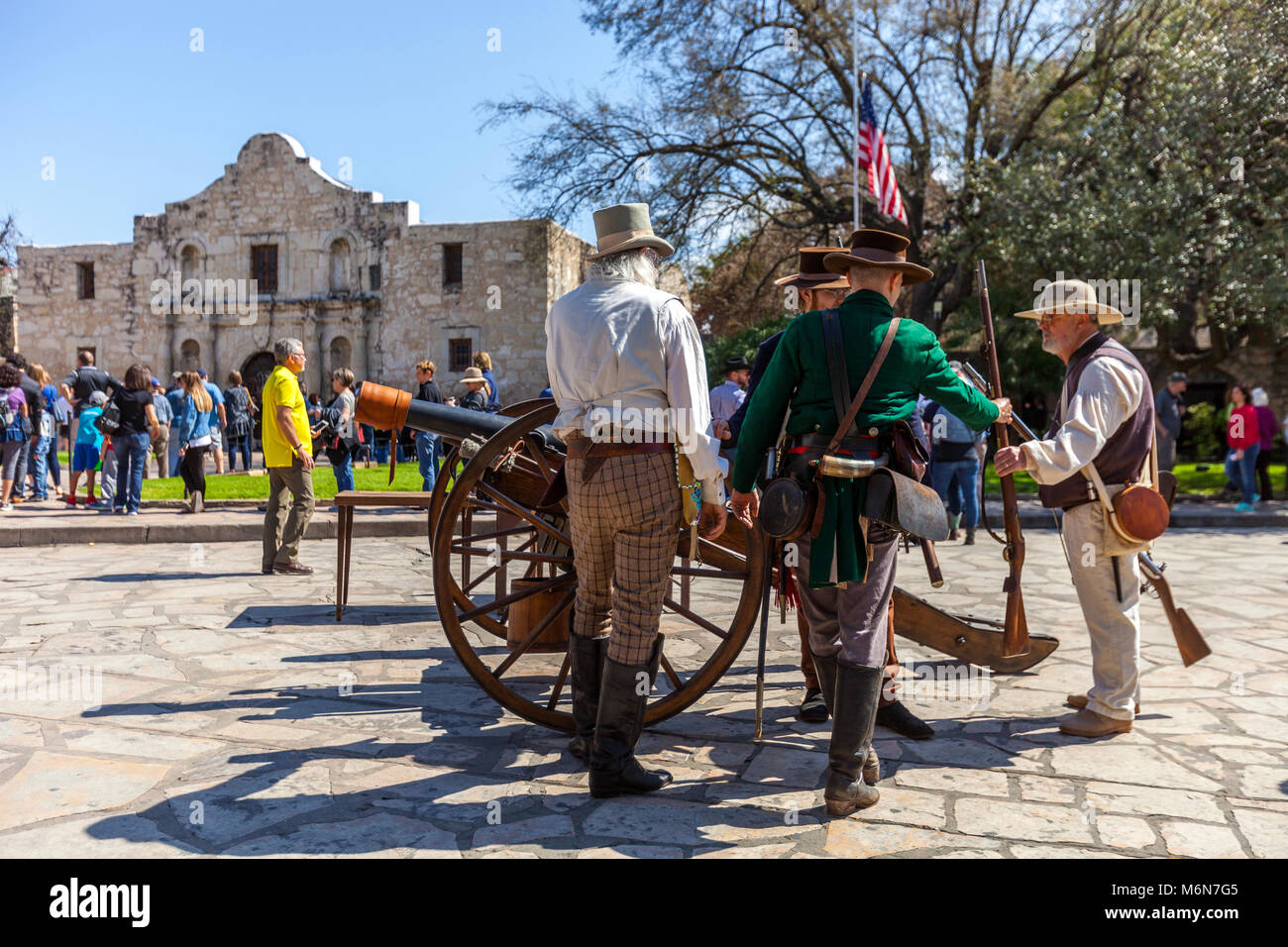 SAN ANTONIO, Texas - März 2, 2018 - Männer verkleidet als Soldaten aus dem 19. Jahrhundert in der Nachstellung der Schlacht von Alamo, die teilnehmen Stockfoto