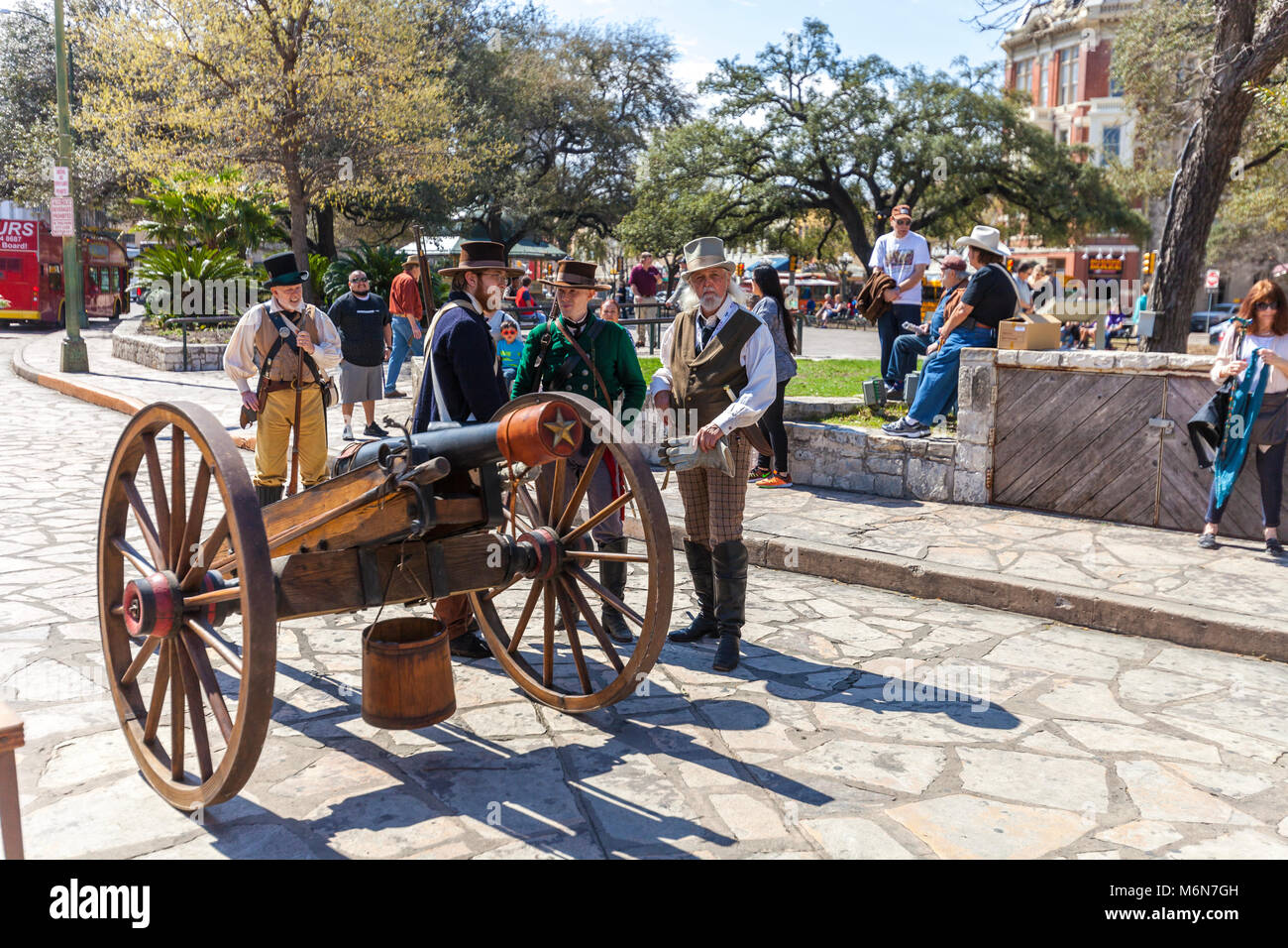 SAN ANTONIO, Texas - März 2, 2018 - Männer verkleidet als Soldaten aus dem 19. Jahrhundert in der Nachstellung der Schlacht von Alamo, die teilnehmen Stockfoto