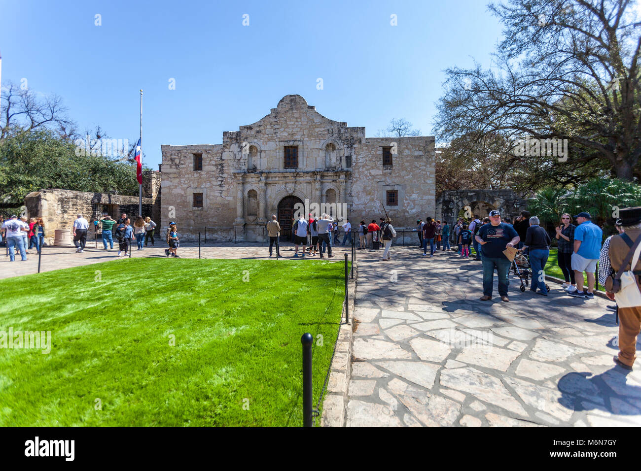 SAN ANTONIO, Texas - März 2, 2018 - die Menschen in der Linie erhalten die historischen Alamo Mission, im Jahre 1718 erbaut und Ort der berühmten Schlacht von 1836, das zu besuchen Stockfoto