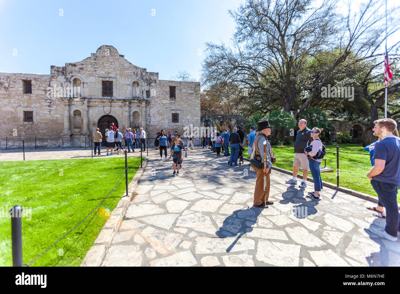 SAN ANTONIO, Texas - März 2, 2018 - die Menschen in der Linie erhalten die historischen Alamo Mission, im Jahre 1718 erbaut und Ort der berühmten Schlacht von 1836, das zu besuchen Stockfoto