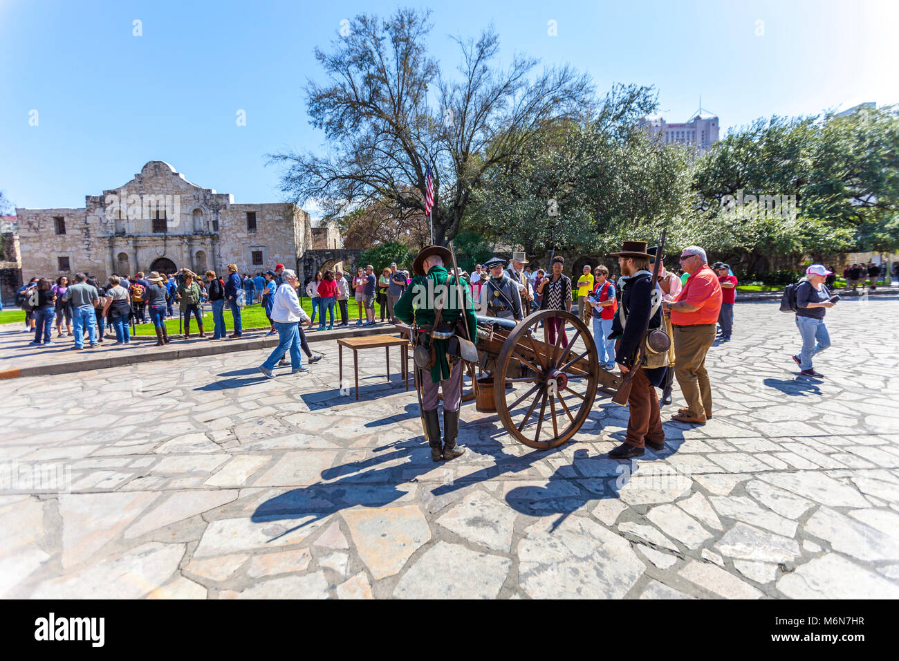 SAN ANTONIO, Texas - März 2, 2018 - Menschen versammelt, in der 182 Gedenken an die Belagerung und der Schlacht von Alamo, die teilnehmen Stockfoto