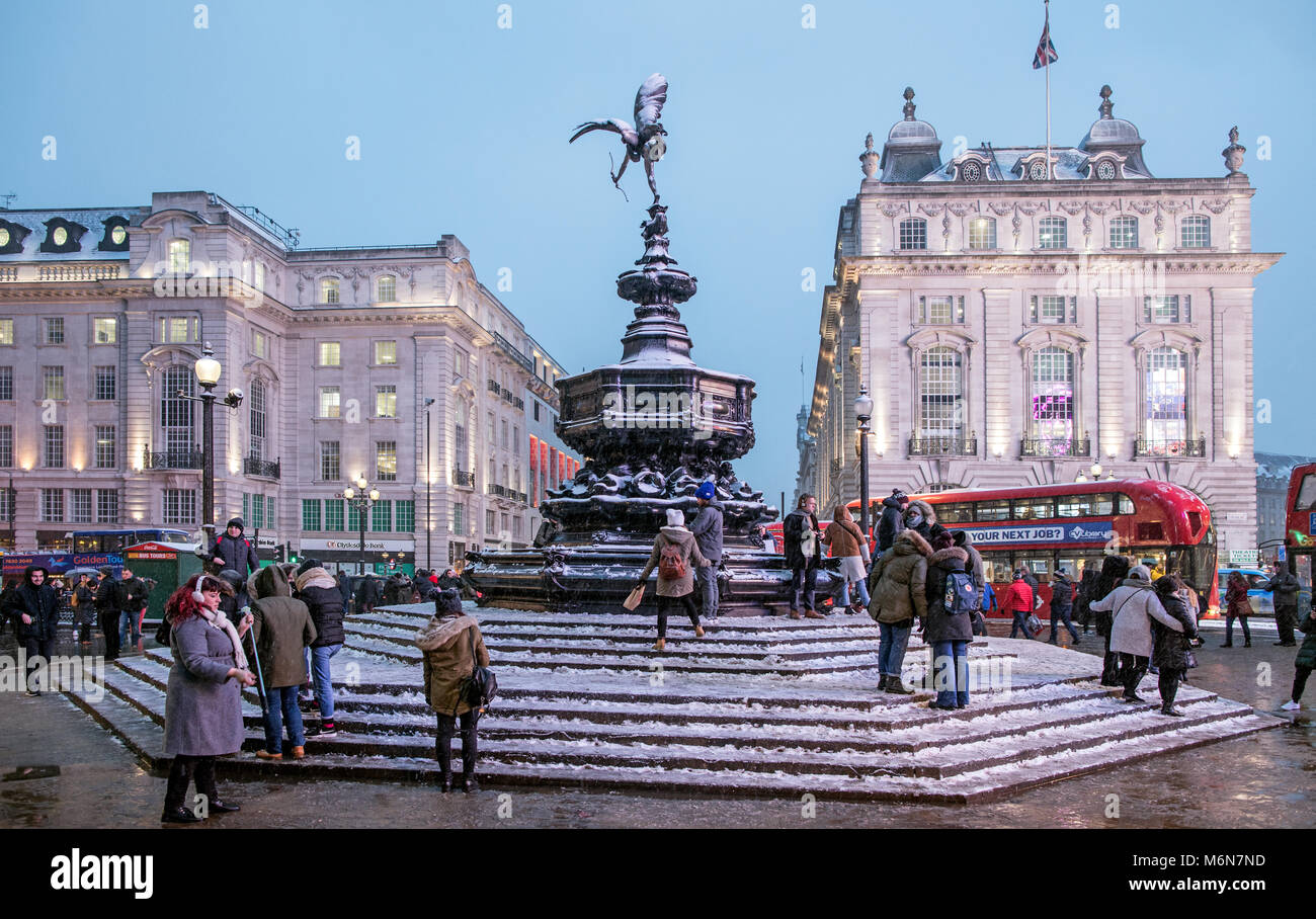 Piccadilly Circus nach schneereichen Wintern Tag bei Nacht London UK Stockfoto