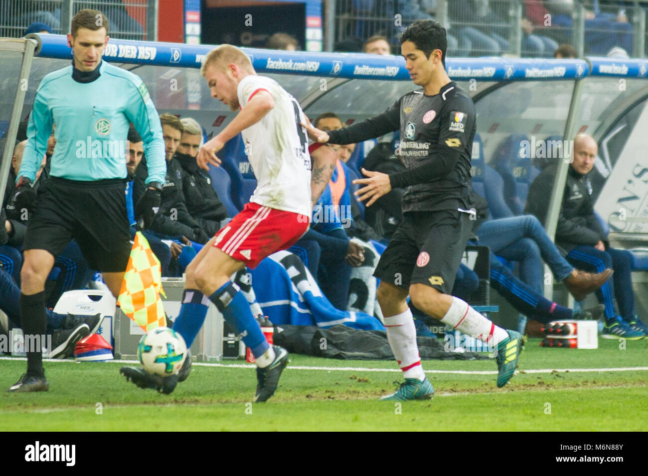 Hamburg Deutschland 03 Mar 18 Keine Verkaufe In Japan Yoshinori Muto Dsub Fsv Fsv Fsv Mainz 05 Gegen Rick Van Drongelen Hsv Hamburg Hamburg Hamburg Aktion Duellen Fussball 1 1 Fussballbundesliga 25