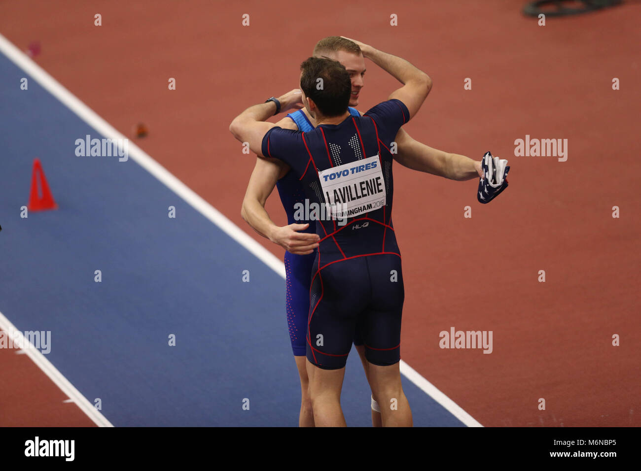 Birmingham, Großbritannien. 4. März, 2018. Renaud LAVILLENIE (Goldmedaille) (Frankreich) und Sam KENDRICKS (Silbermedaille) (USA) Hug nach einem intensiven Stabhochsprung Konkurrenz an den IAAF World Indoor Championships Credit: Ben Stand/Alamy leben Nachrichten Stockfoto