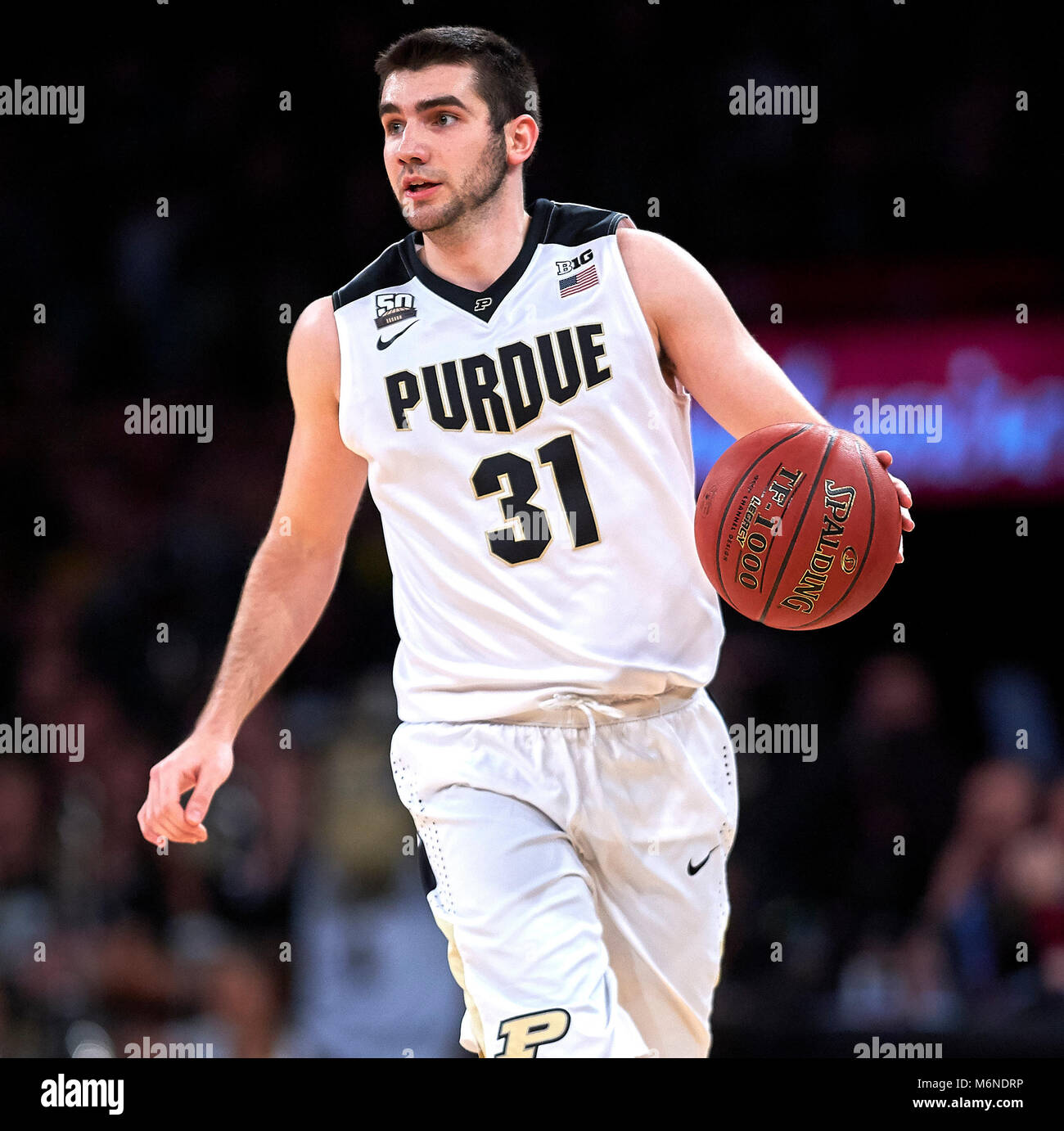 New York, New York, USA. 4 Mär, 2018. Purdue Kesselschmiede guard Dakota Mathias (31) bringt den Ball Court während der ersten Hälfte der grossen 10 Herren Turnier Meisterschaft Spiel im Madison Square Garden in New York City. Michigan besiegt Purdue 75-66 Die 2018 grosse 10 Konferenz, Männer Basketball Meisterschaft zu gewinnen. Duncan Williams/CSM/Alamy leben Nachrichten Stockfoto