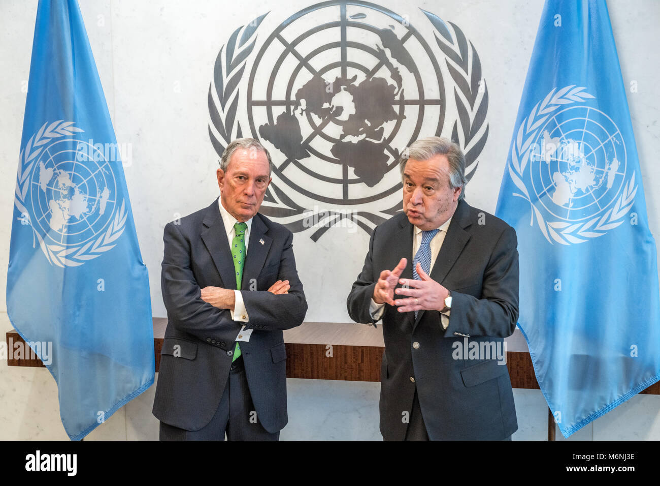 New York, USA, 5. Mär 2018. Generalsekretär der Vereinten Nationen, Antonio Guterres (R) spricht neben Michael Bloomberg nach der Ernennung des ehemaligen Bürgermeister von New York als UN-Sonderbeauftragter für Klimaschutz an den Sitz der Vereinten Nationen in New York. Foto von Enrique Ufer/Alamy leben Nachrichten Stockfoto