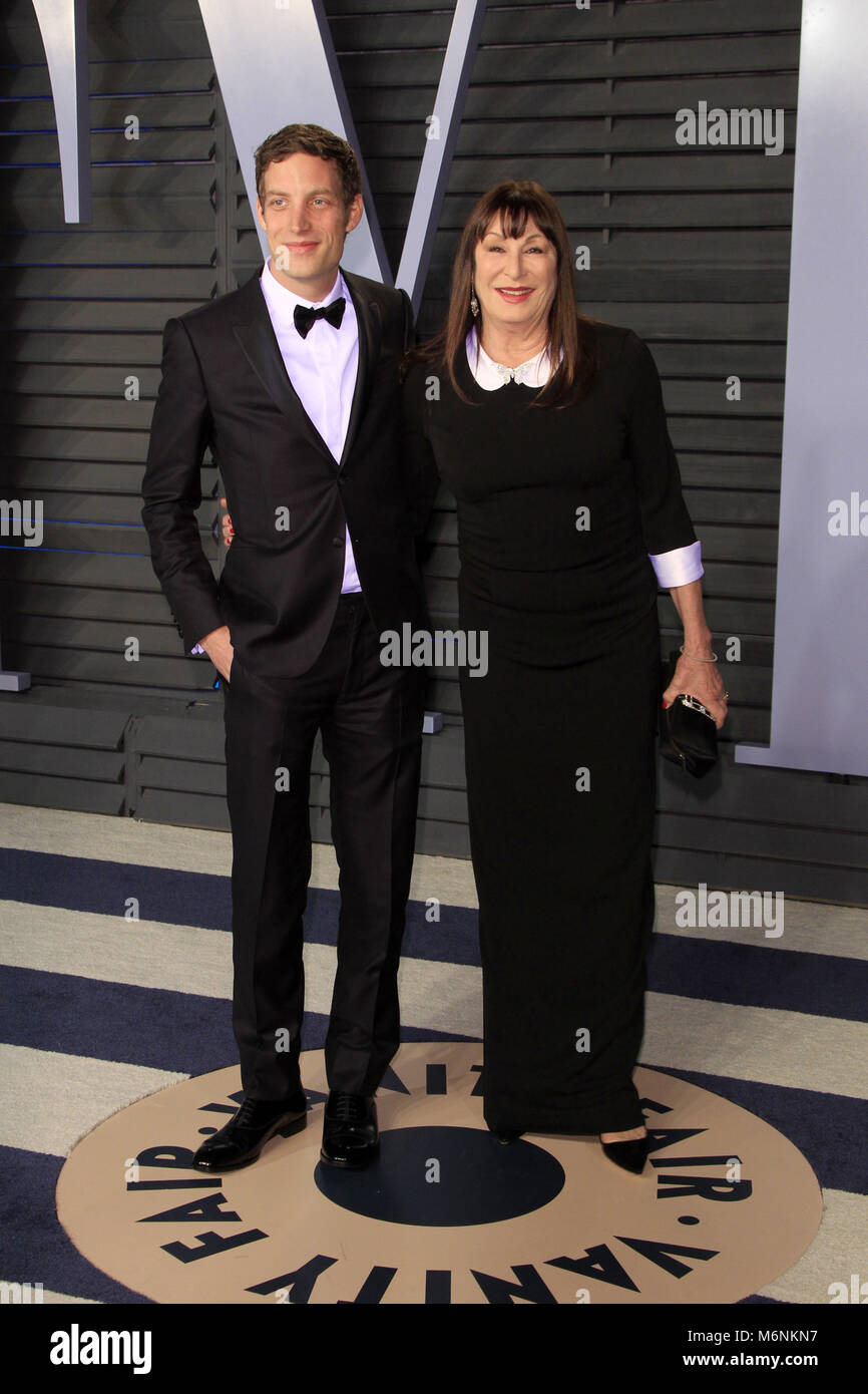 James Jagger und Anjelica Huston die Teilnahme an der 2018 Vanity Fair Oscar Partei gehostet von radhika Jones an Wallis Annenberg Center für Darstellende Künste am 4. März in Beverly Hills, Kalifornien 2018. | Verwendung weltweit Stockfoto