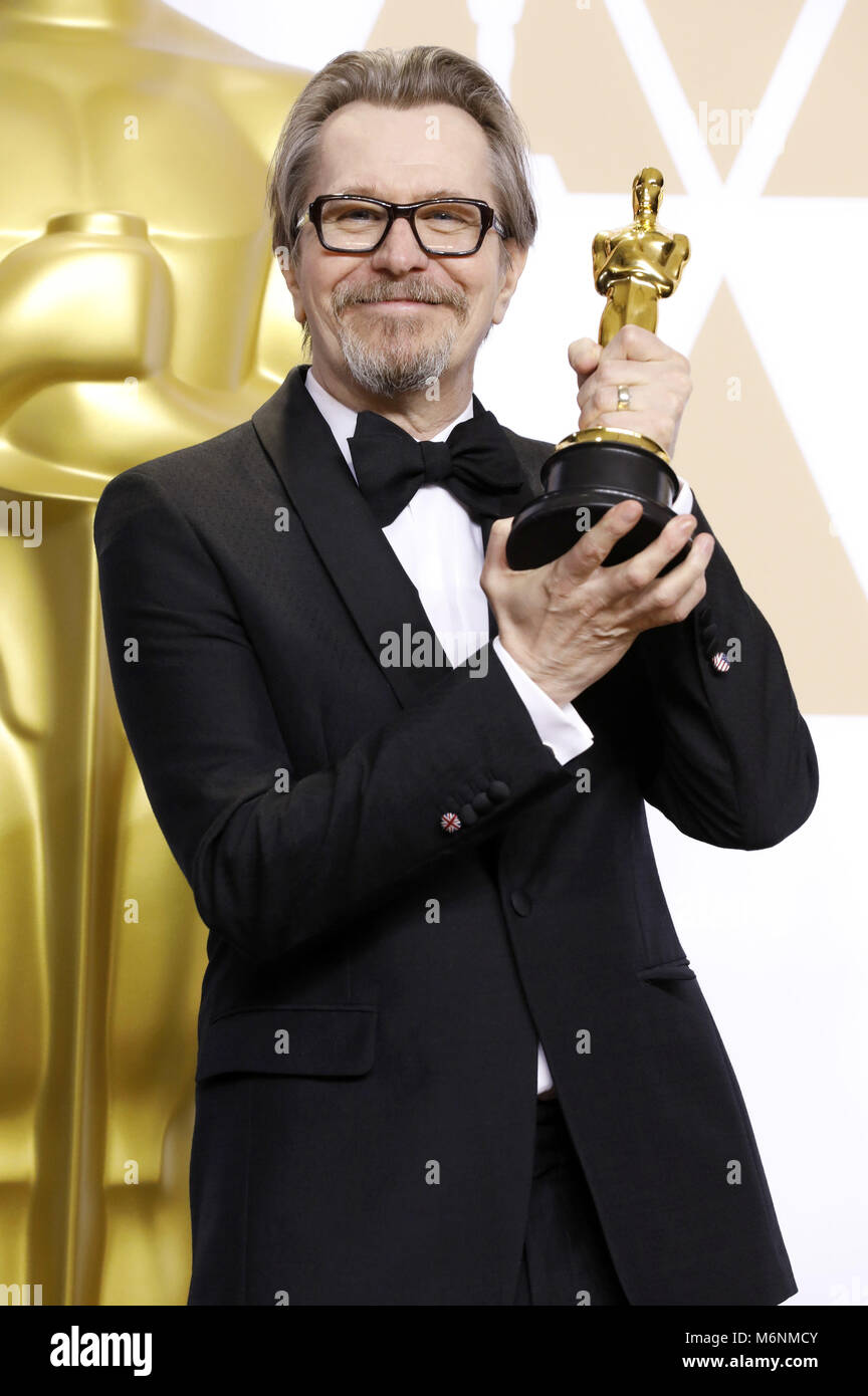 Hollywood, Kalifornien. 4 Mär, 2018. Gary Oldman, Award Gewinner für den besten Darsteller in einer Hauptrolle", stellt in der Presse Zimmer auf der 90. jährlichen Academy Awards in Hollywood & Highland Center am 4. März in Hollywood, Kalifornien 2018. | Verwendung der weltweiten Kredit: dpa/Alamy leben Nachrichten Stockfoto