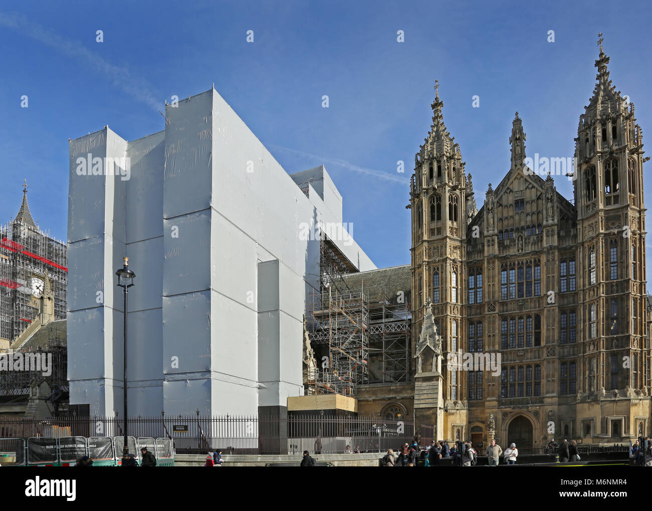 Gerüst umfasst St Stephens Hall, Teil des Palace of Westminster, und Houses of Parliament, London, UK. Teil der großen Renovierung 2018. Stockfoto