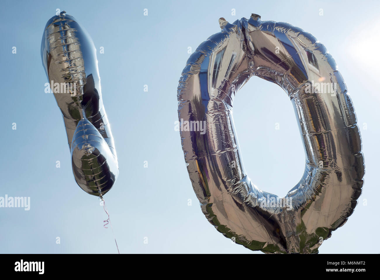 Helium Luftballons für einen 10. Stockfoto
