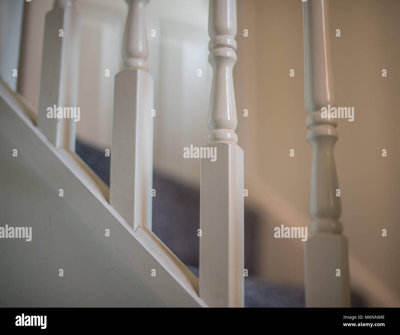 Weiße Geländer entlang einer Treppe in einem Haus Stockfoto