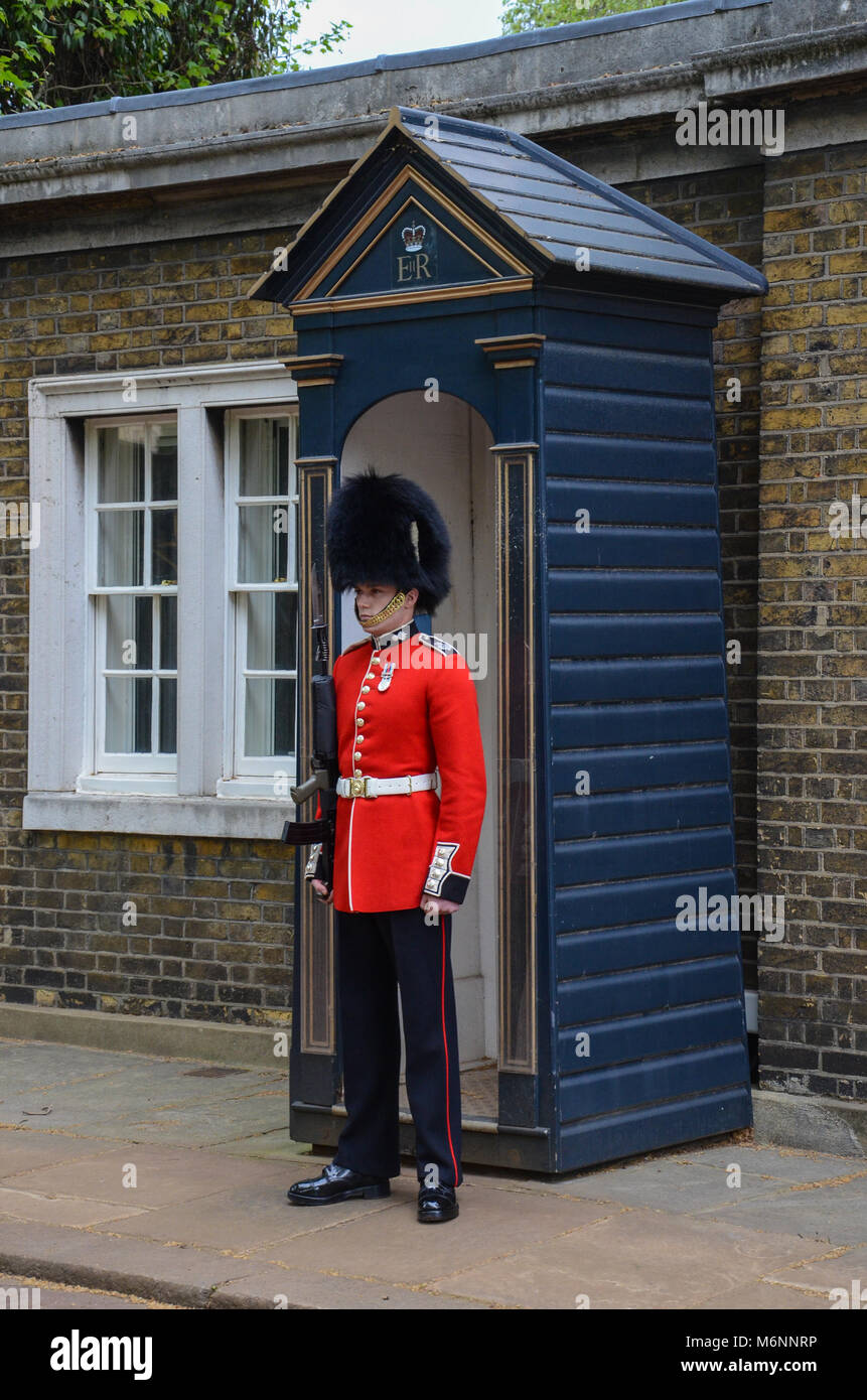 Die Königinnen guard außerhalb Clarence House in London. Stockfoto