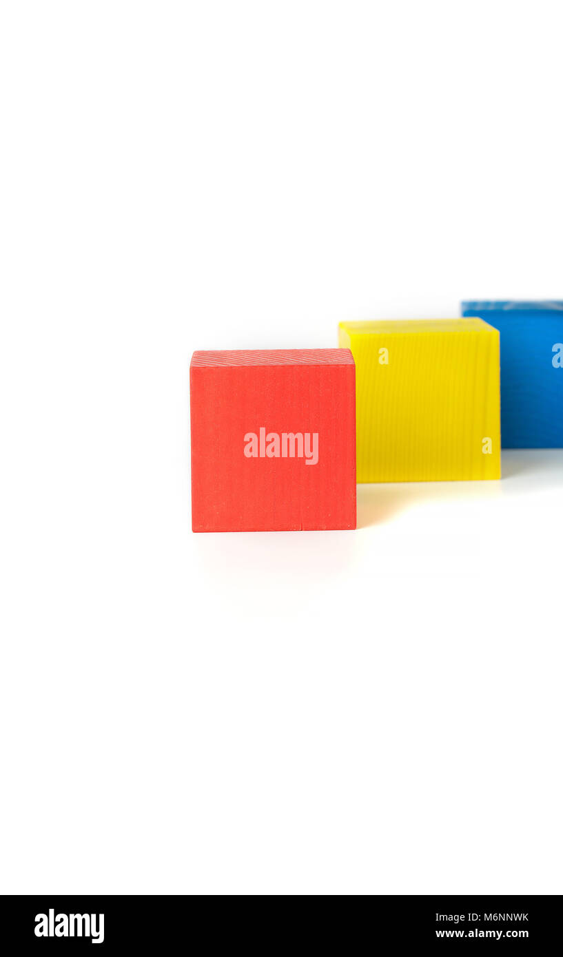 Wooden gemacht Würfel auf einem grauen Oberfläche. Stockfoto