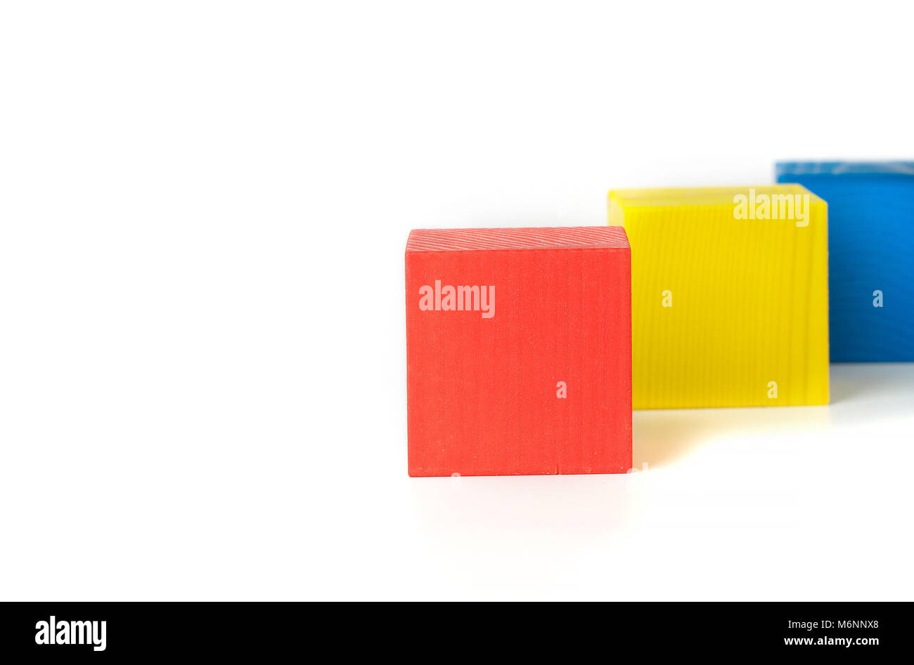 Wooden gemacht Würfel auf einem grauen Oberfläche. Stockfoto