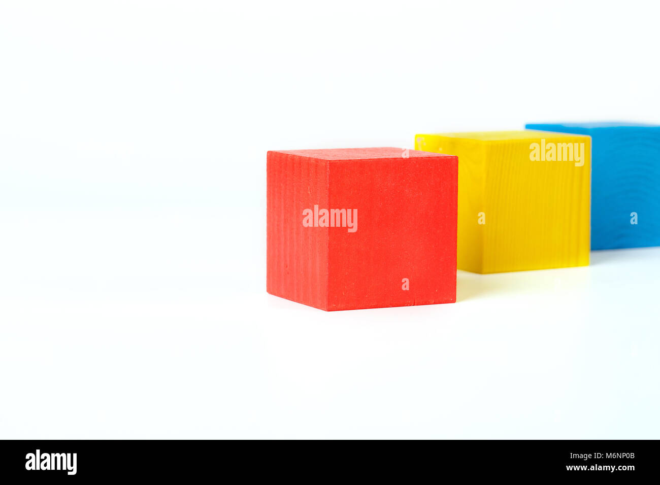 Wooden gemacht Würfel auf einem grauen Oberfläche. Stockfoto