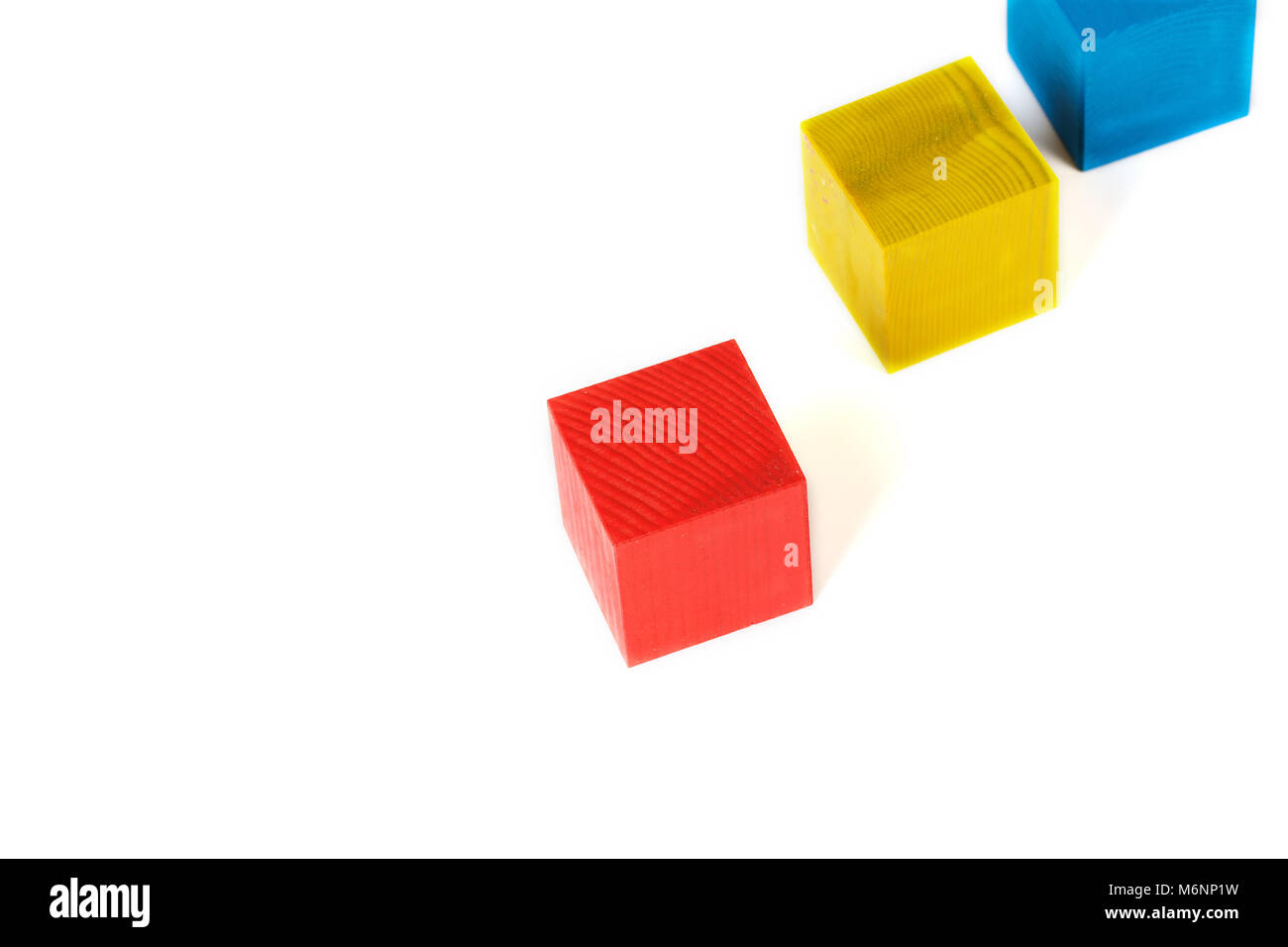 Wooden gemacht Würfel auf einem grauen Oberfläche. Stockfoto